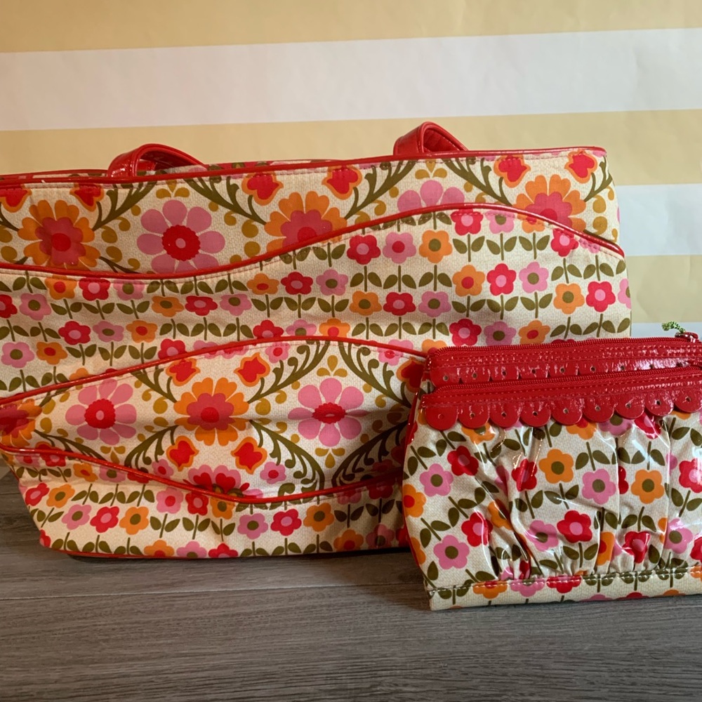 NWT Vera Bradley Tote and bonus cosmetic in “Folkloric” pattern